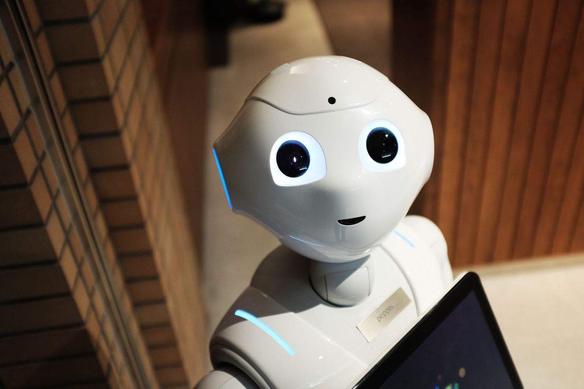 Friendly white robot assistant representing the CuttyMOA model